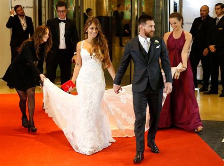 Are Pique and Shakira married?