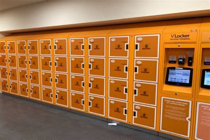 Are there luggage lockers at BART stations?