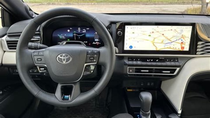 Does the 2015 Toyota Camry SE have navigation?