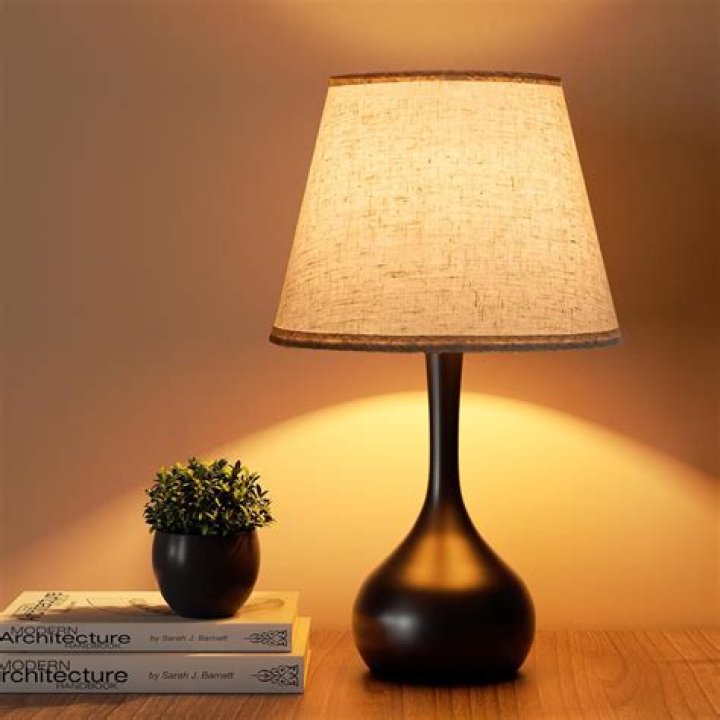 How do I choose a bedside table lamp?
