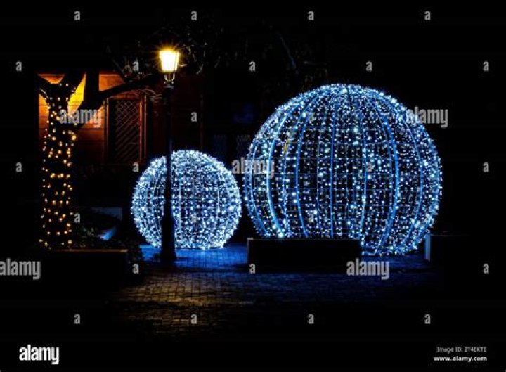 How do you make a big light Christmas ball?