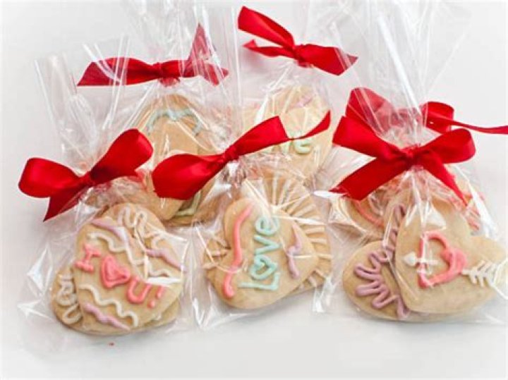 How do you wrap cookies in cellophane?