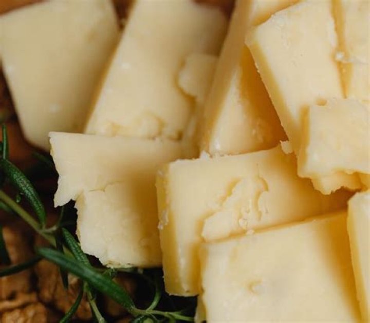 How many net carbs are in Swiss cheese?