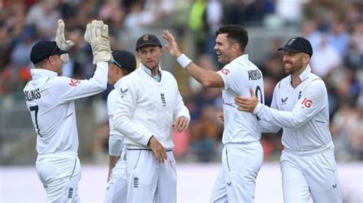 How many wickets has Anderson taken for England?