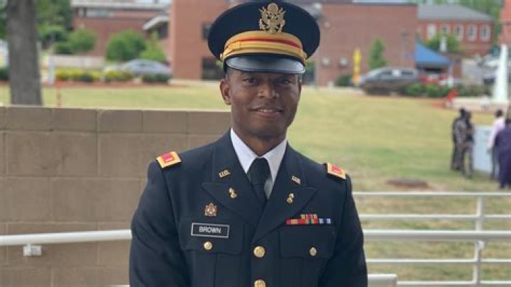 How much do second lieutenants make in the army?
