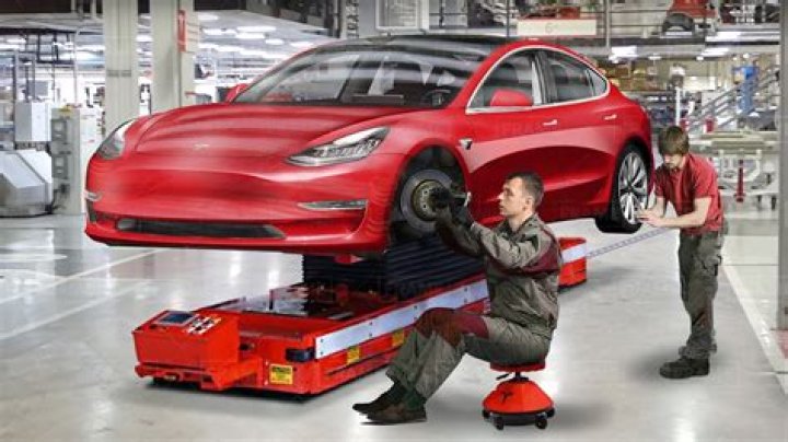 How much do Tesla product specialists make?
