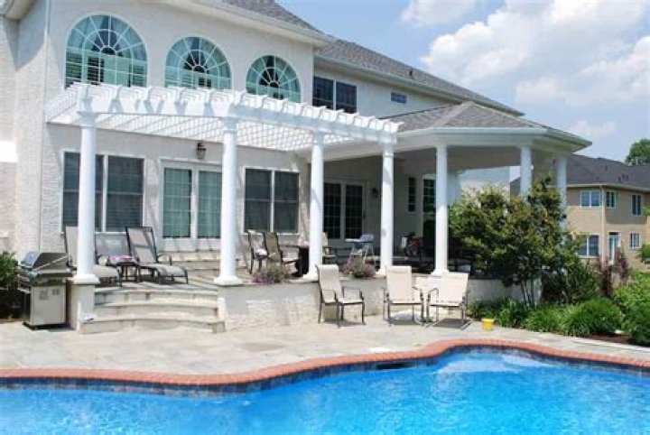 How much does it cost to own a franchise?