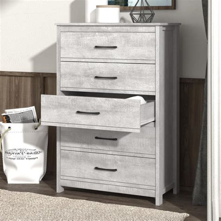Should you line dresser drawers?