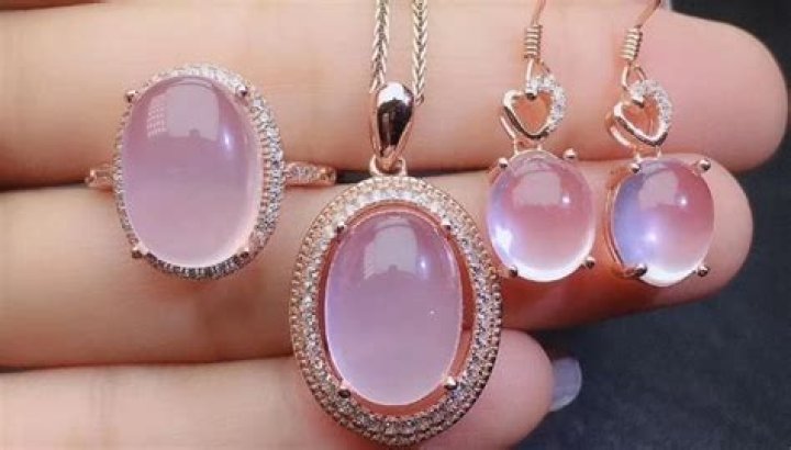 What arm do you wear rose quartz on?