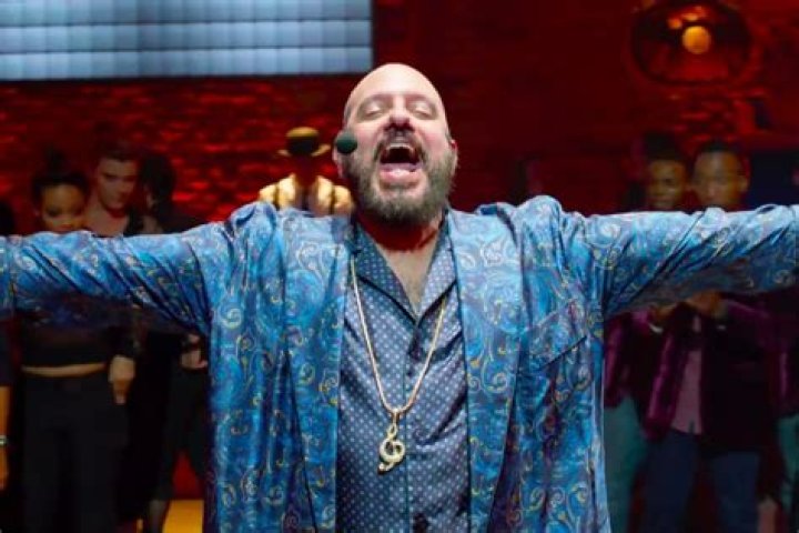 Who hosts the riff off in pitch perfect 2?